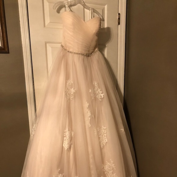 Never Worn Wedding Dress! - Picture 2 of 8